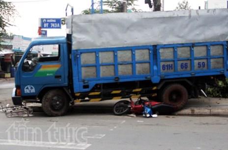 Xe tải tông hai bố con đứng trên vỉa hè thương vong ảnh 1